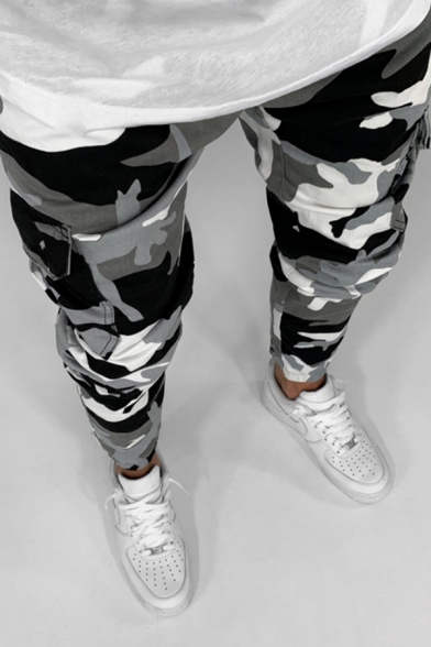 Black Stylish Mid Rise Flap Pockets Camo Printed Cuffed Ankle Length Relaxed Fit Trousers for Mens