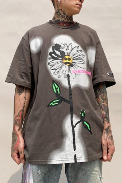 Guys Fashion Daisy Floral Letter Graffiti Graphic Half Sleeves Crew Neck Relaxed Fitted T Shirt in Gray