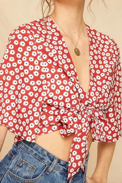 

Sexy Ladies Ditsy Floral Print Half Sleeve Deep V-neck Bow Tied Front Fit Cropped Tee Top in Red, LM645579