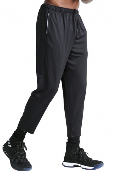 Men Sportive Pants Pure Color Mid Waist Ankle Length Drawstring Loose Tapered Pants in Black