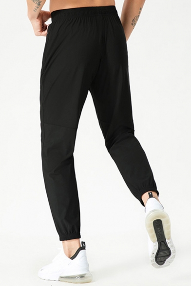 Men Leisure Jogger Pants Solid Color Elastic Waist Ankle Length Tapered Fitted Pants in Black
