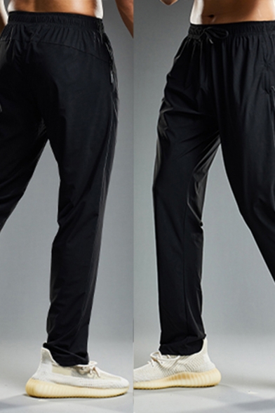 Men Sporty Pants Pure Color Elastic Waist Mid-Rise Zip Pocket Full Length Fitted Pants in Black