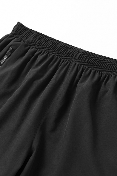 Sporty Shorts Solid Color Elastic Waist Zip-up Pocket Regular Fit Shorts for Men