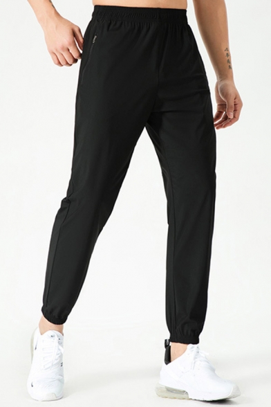 Men Leisure Jogger Pants Solid Color Elastic Waist Ankle Length Tapered Fitted Pants in Black
