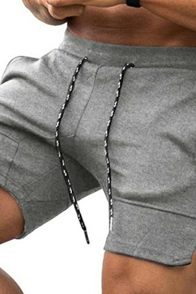 Unique Men's Shorts Plain Color Drawstring Elastic Waist Mid-Rised Zip Pocket Detail Slim Fit Shorts