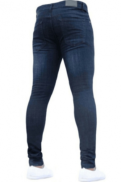 Simple Men Jeans Solid Color Medium Wash Mid-Rised Zipper Placket Pocket Detail Slim Fitted Jeans