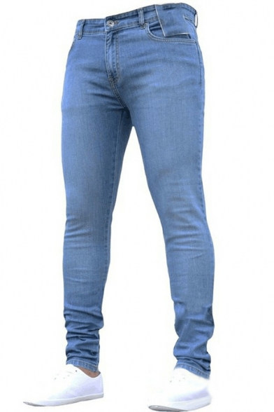 Simple Men Jeans Solid Color Medium Wash Mid-Rised Zipper Placket Pocket Detail Slim Fitted Jeans