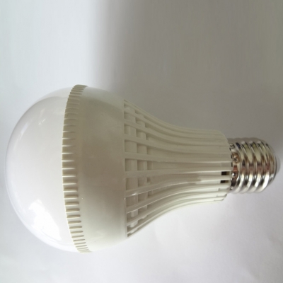 SMD2835 180° E27 5W 3000K LED Ball Bulb in White PC