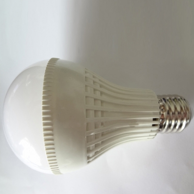 LED Ball Bulb 6000K 180° E27 9W  in White Plastic
