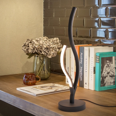 LED Bend Table Light Modernist Acrylic Small Desk Lamp in Black/White with Round Metal Base
