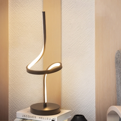 LED Twisted Desk Light Modernist Acrylic Task Lighting in Black/White with Circle Metal Base