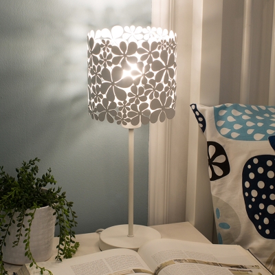 1 Bulb Bedroom Desk Light Modern White Night Table Lamp with Floral Metal Shade