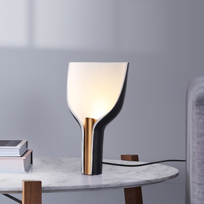 1 Head Bedside Table Lamp Modernist Black Task Lighting with Flared Metal Shade