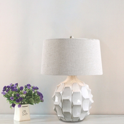 1 Head Living Room Table Light Modernist White Small Desk Lamp with Drum Fabric Shade
