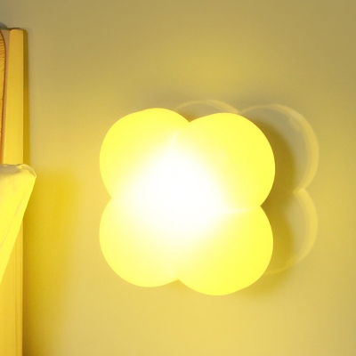 Simple Mini Flower Wall Lamp Plastic Kids Bedside USB LED Table Stand Light in White/Yellow Light