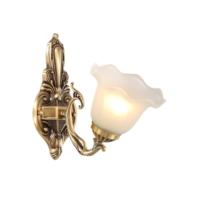 1-Bulb Curvy Wall Mount Light Fixture Countryside Antique Brass Metal Wall Mount Lamp with Scalloped Frosted Glass Shade