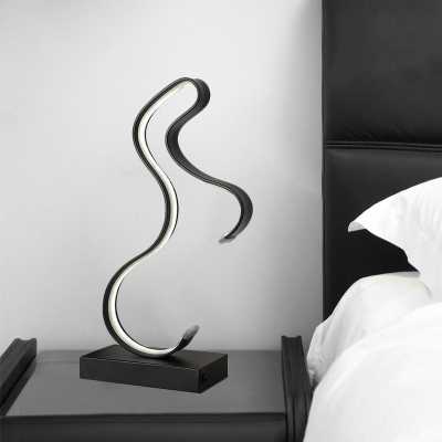 Simplicity Curved Night Lamp Aluminum Bedside Plug-in LED Table Lighting in Black/Gold