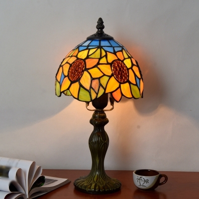 1-Light Living Room Table Lamp Tiffany Style Night Light with Dome Stained Art Glass Shade