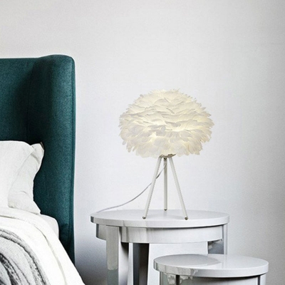 Simplicity Tripod Nightstand Lamp Metal Single-Bulb Girls Bedroom Table Light with Feather Shade