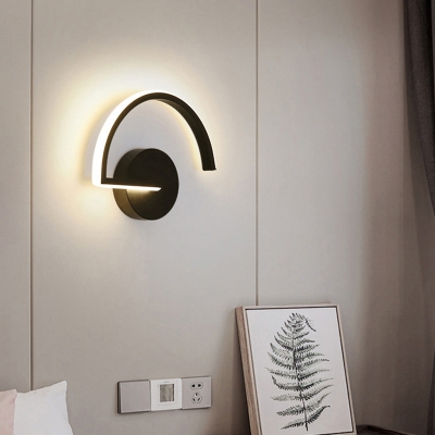 Minimalistic Curved Line Wall Sconce Metal Living Room LED Wall Light Fixture in Black