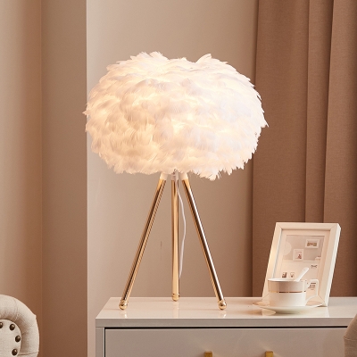 Spherical Feather Table Lamp Novelty Nordic Style 1 Head Nightstand Lamp for Bedroom