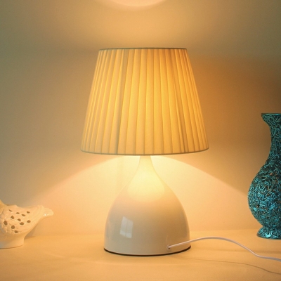 Single Bulb Table Lamp Metal Base and Fabric Shade Table Lighting