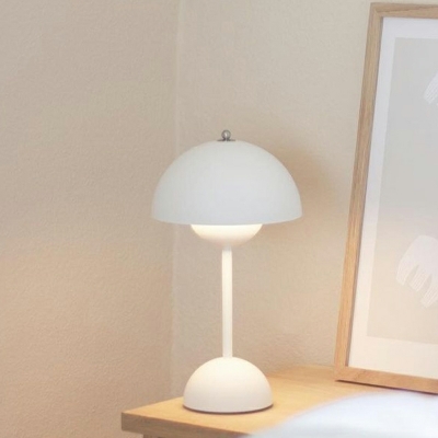 Modernism Post-modern Nightsand Lamp Creative Metal Lamp for Living Room