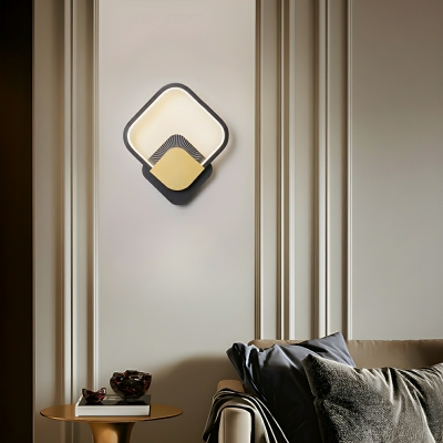 Modern Metal LED Wall Lamp with Integrated LED and Wall Control