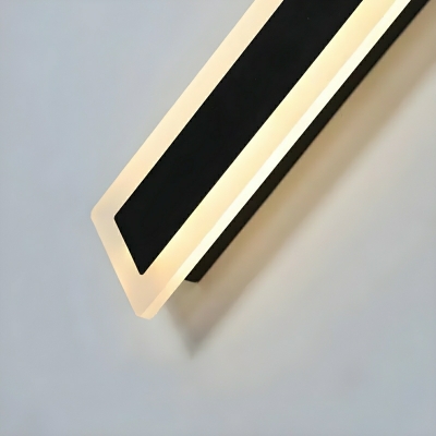 Innovative Black Metal Wall Sconce with Modern Design and 1 Functional Light