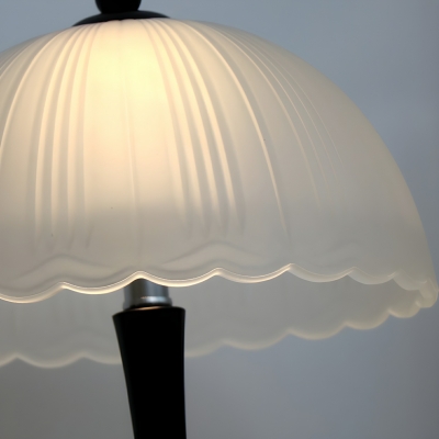 Elegant Metal and Glass Modern Table Lamp for a Stylish Ambiance